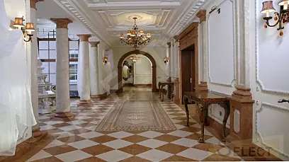 Luxuriöser Palast im klassischen Stil mit einem See