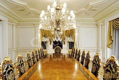 Luxuriöser Palast im klassischen Stil mit einem See