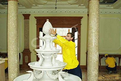 Luxuriöser Palast im klassischen Stil mit einem See