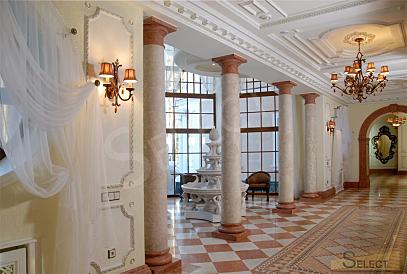 Luxuriöser Palast im klassischen Stil mit einem See