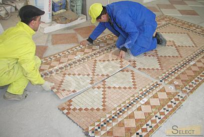 Luxuriöser Palast im klassischen Stil mit einem See