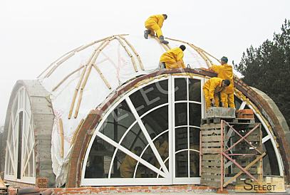 Luxuriöser Palast im klassischen Stil mit einem See