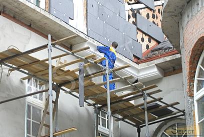 Luxuriöser Palast im klassischen Stil mit einem See