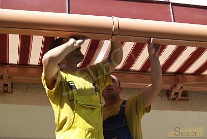 Luxuriöser Palast im klassischen Stil mit einem See