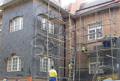 Luxuriöser Palast im klassischen Stil mit einem See