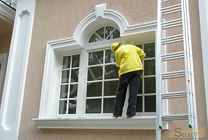 Luxuriöser Palast im klassischen Stil mit einem See