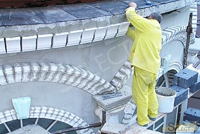 Luxuriöser Palast im klassischen Stil mit einem See