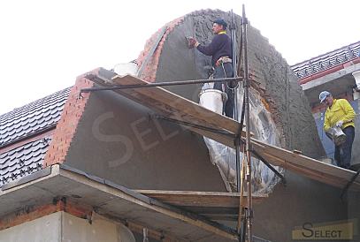 Luxuriöser Palast im klassischen Stil mit einem See