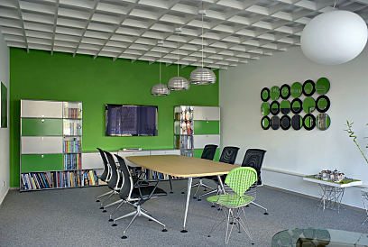 Modernes Büro in natürlichen Farben