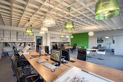 Modernes Büro in natürlichen Farben