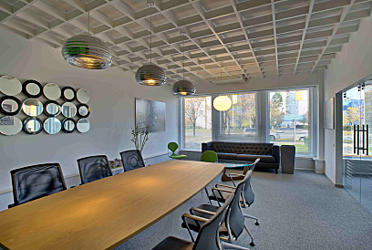 Modernes Büro in natürlichen Farben