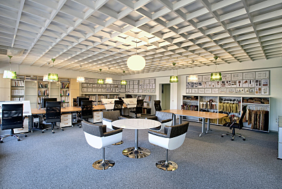 Modernes Büro in natürlichen Farben