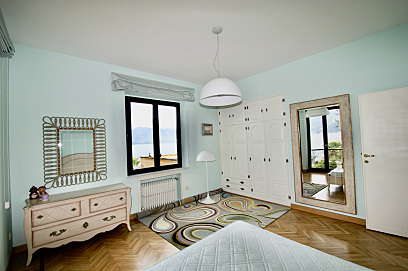 Italienische Villa am See mit Yachthafen