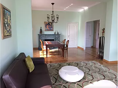 Italienische Villa am See mit Yachthafen