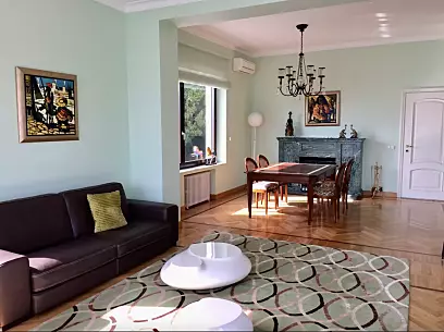 Italienische Villa am See mit Yachthafen