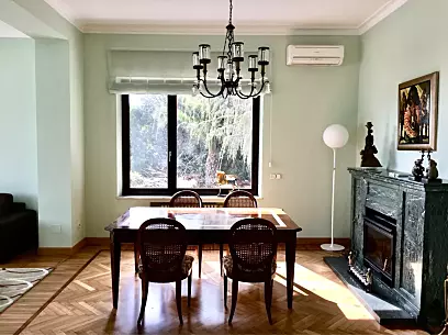 Italienische Villa am See mit Yachthafen