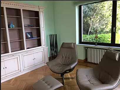 Italienische Villa am See mit Yachthafen