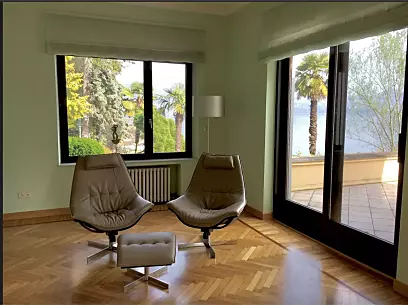 Italienische Villa am See mit Yachthafen