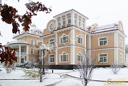 Luxurious palace in classical style with a lake